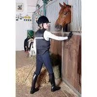 La equitación es un deporte de alto riesgo para el cual se requiere un equipo adaptado. Además del requisito de seguridad, montar con un material específico te ayudará a conseguir una posición correcta y cómoda.
Disfrutarás aún más el tiempo que estés a caballo. Se obliga llevar un casco en los centros ecuestres y no se recomienda bastante que lo lleve de manera sistemática.
*Todos nuestros cascos están homologados CE y probados según las normas europeas vigentes.